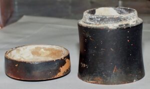 Pyxide emplie de fard blanc, Démétrias, Grèce antique