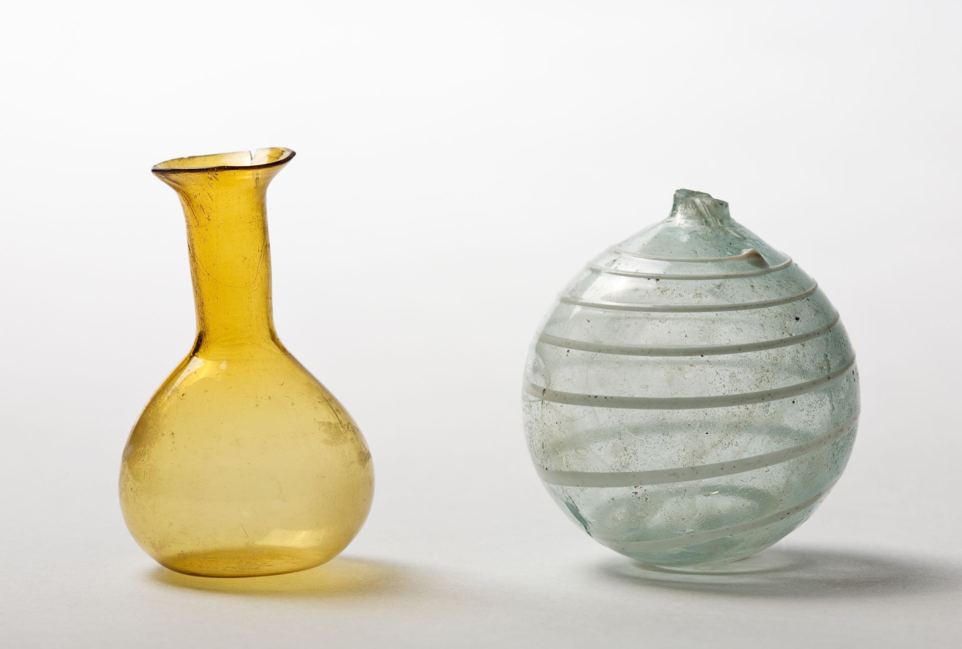 Unguentaria antique, l'un piriforme et l'autre globulaire