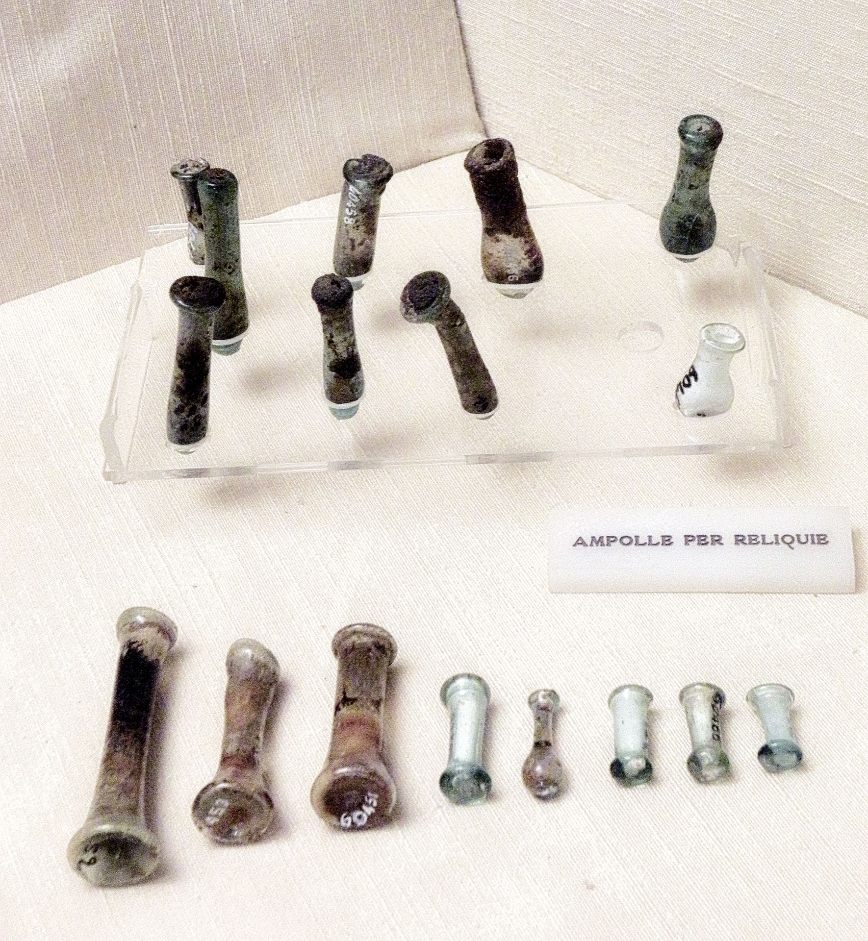 Ampoules-reliquaires du Saint des Saints, Italie