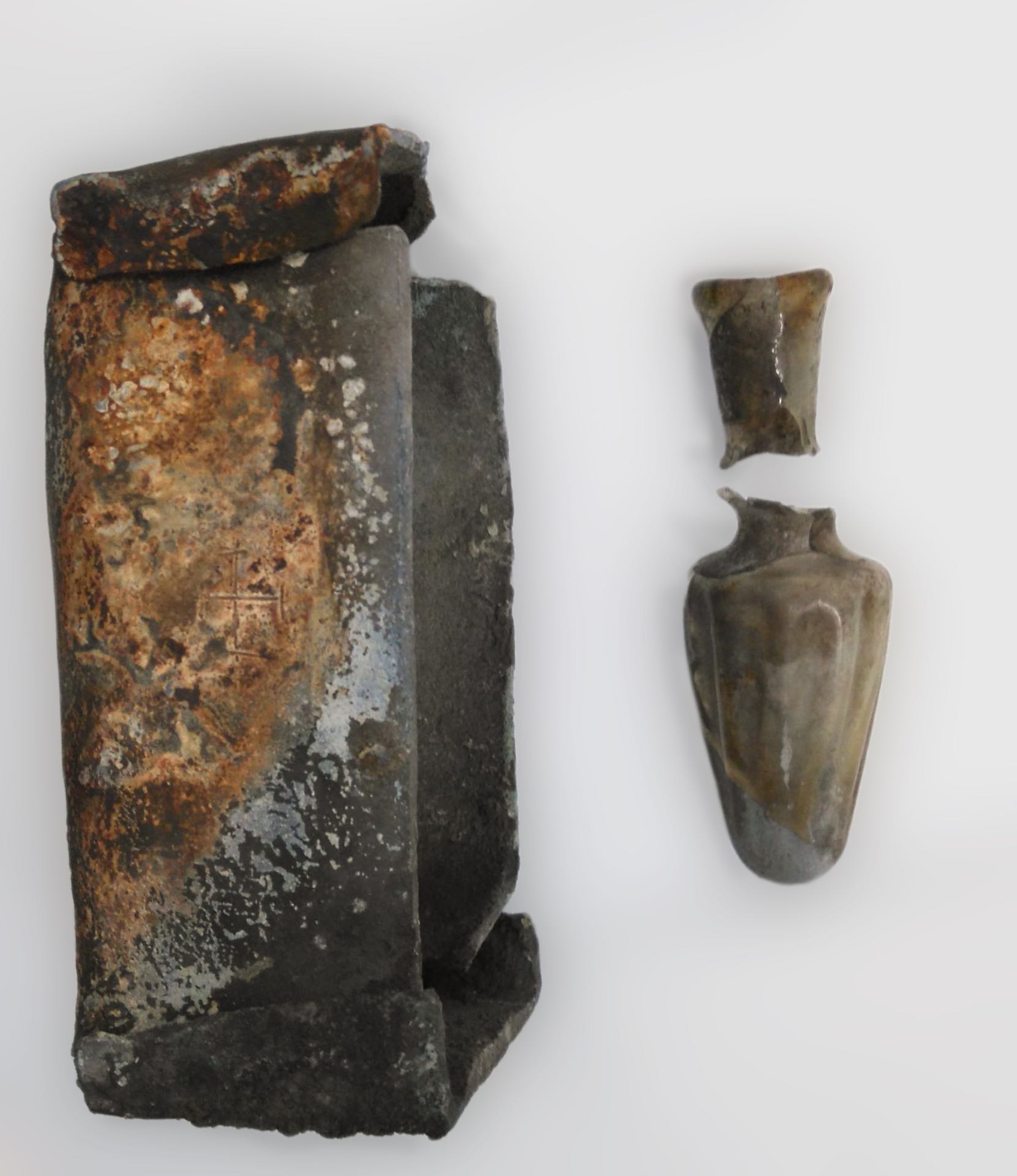 Petite fiole de verre à pans et fond bombé, époque carolingienne
