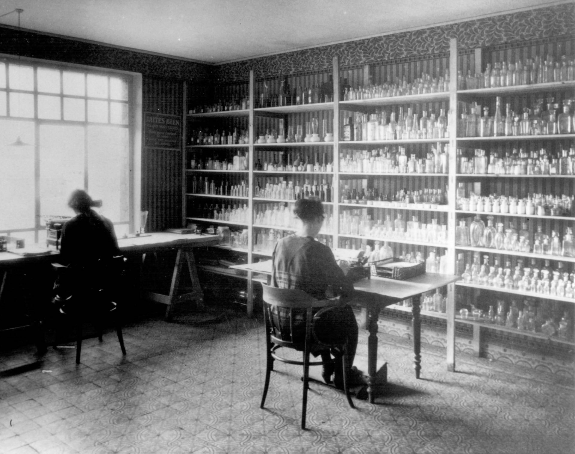 Les flacons de la verrerie de Momignies (Wallonie, Belgique) en 1925