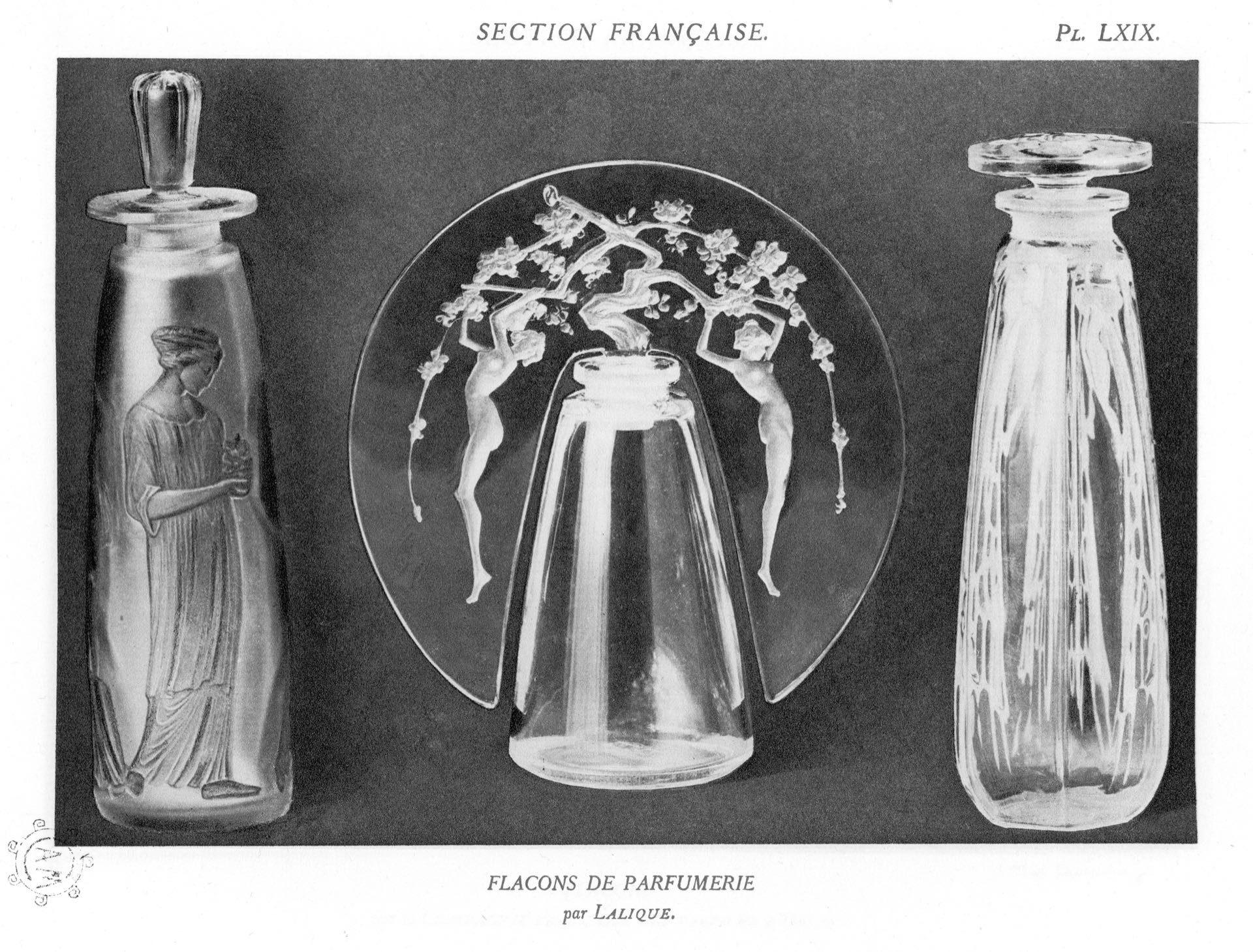3 flacons de parfumerie Lalique présentés dans le Rapport de l'Exposition internationale des Arts Décoratifs industriels et modernes de Paris, 1925. France, premier quart du 20e siècle