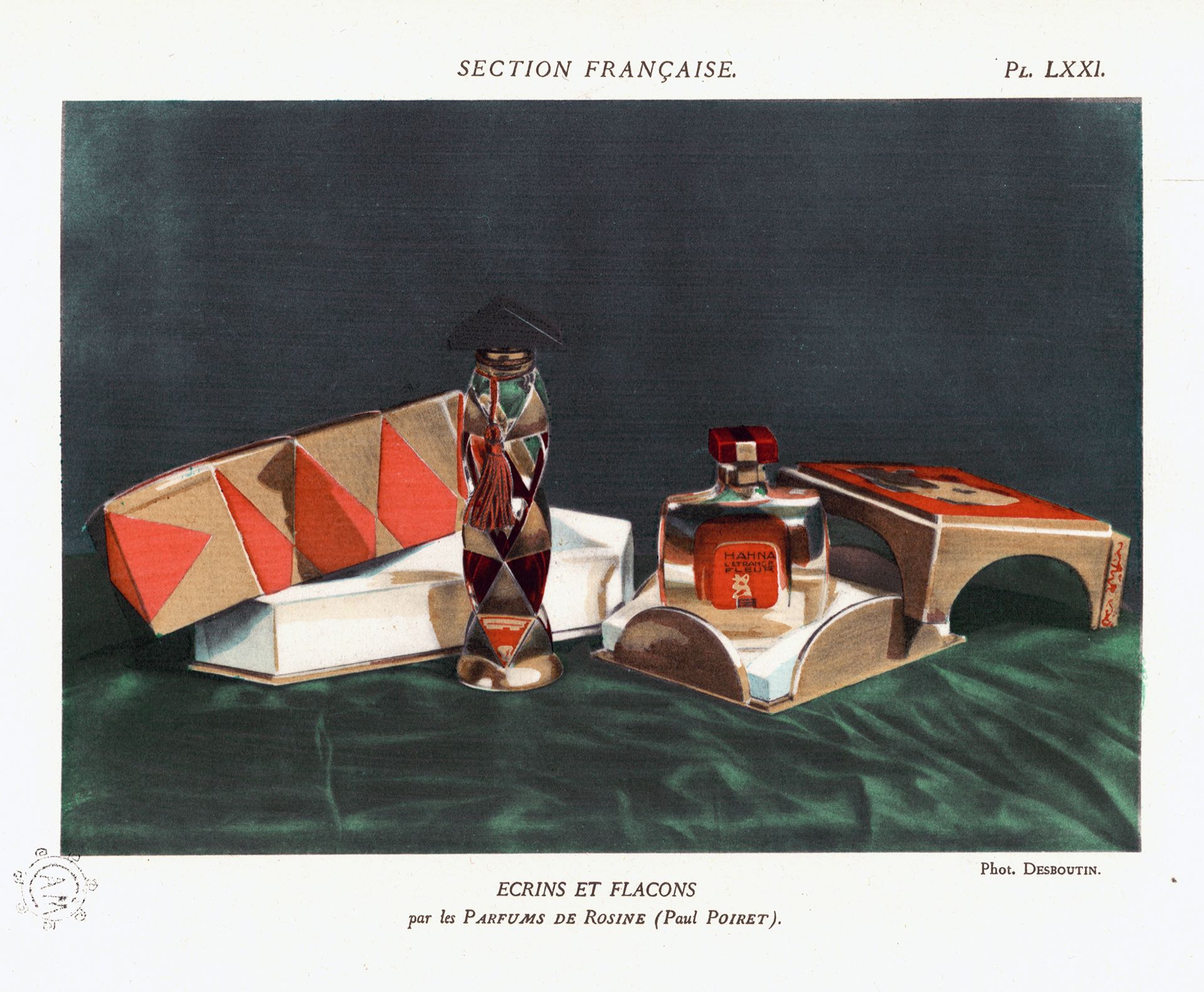 Écrins et flacons des parfums de 'Rosine Arlequinade' et 'Hahna L'Étrange Fleur' par Paul Poiret présentés dans le Rapport de l'Exposition internationale des Arts Décoratifs industriels et modernes de Paris, France, premier quart du 20e siècle.