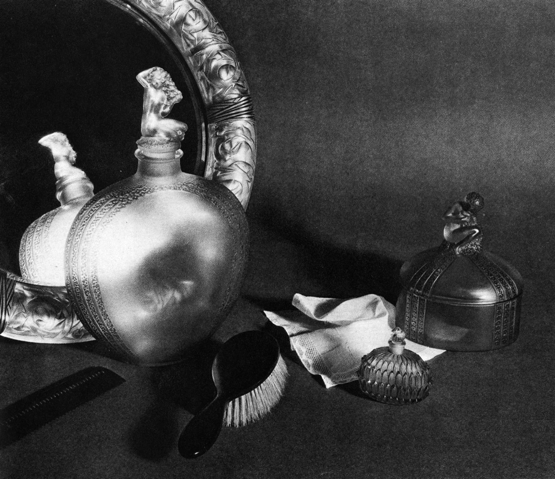 Garniture de toilette Myosotis présentée dans le catalogue Lalique 1928
